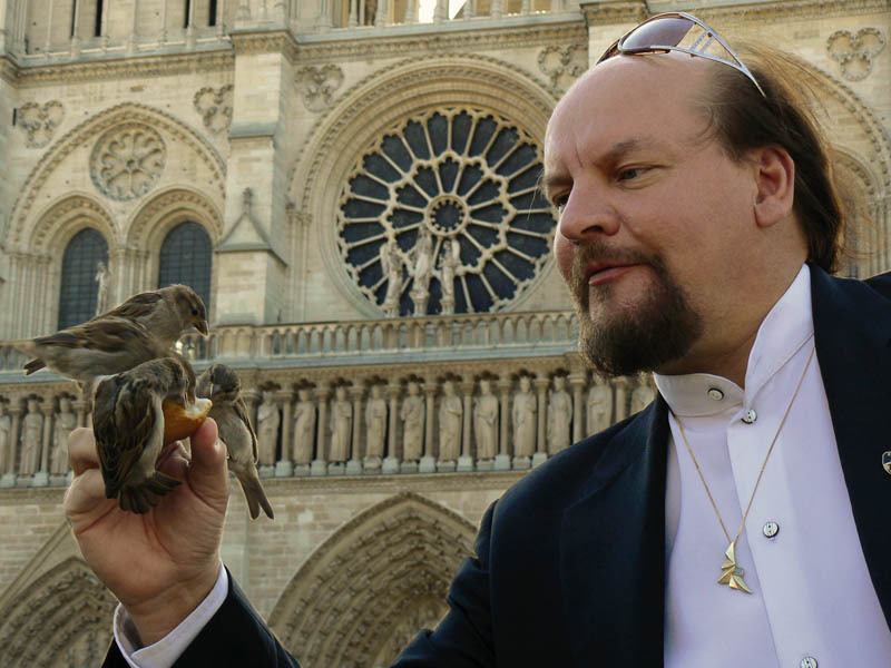 Kalevi Kiviniemi in front of Notre Dame Paris. Photo Kari Kiviniemi