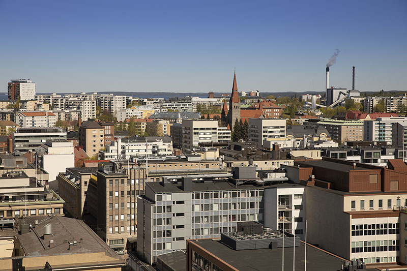 Tampereen kaupunkinäkymä kattojen tasalta, Tuomiokirkko näkyy kaukana.