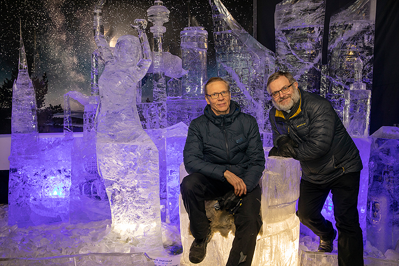Kari ”Kaapo” Manninen ja Jukka-Pekka Ruusukallio poseeraavat jääveistoksia taustalla.