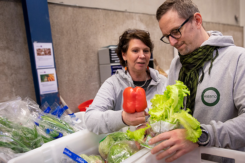 Kierto-hankkeen työhönvalmentaja Anita Aaltojärvi ja ohjaaja Olli Rinta-Mantila vihanneksia käsissään.