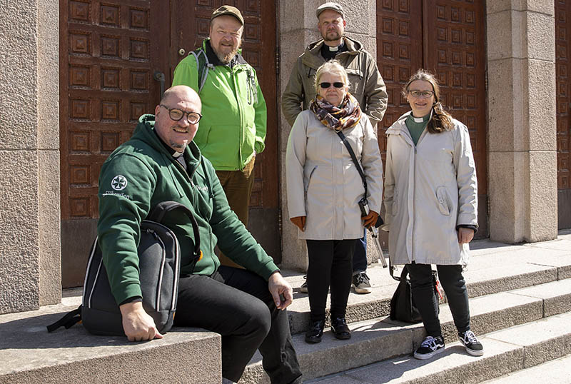 Viisi hautausmaapäivystäjää Kalevankankaan kappelin portailla.