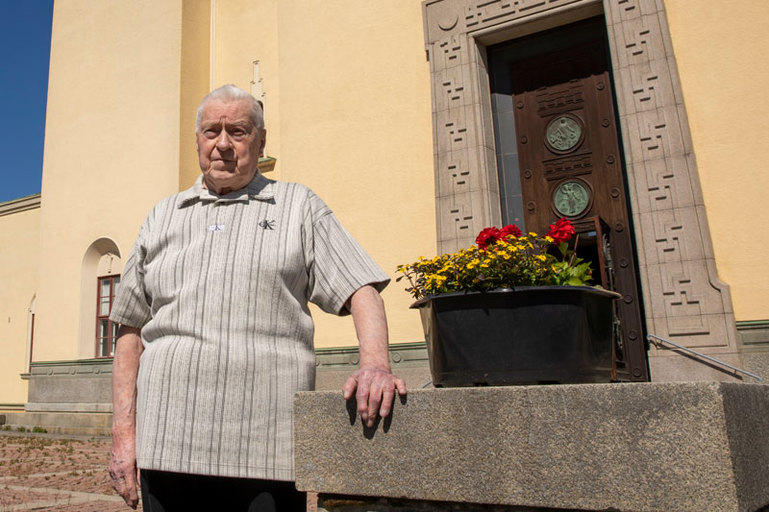 Timo Virtasella on paljon muistoja ja tietoja kotikirkostaan Viinikasta ja sen kirkonkelloista sekä Lokomon tehtaasta, jossa kellot valmistettiin. Virtanen on syntynyt vuonna 1932, samana vuonna kuin kirkko on valmistunut.