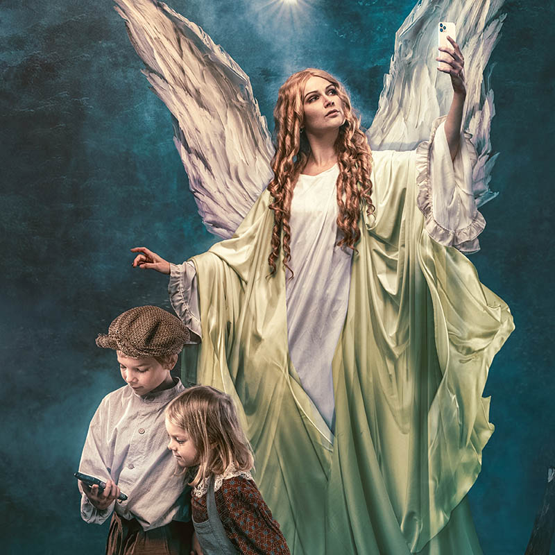Maalauksellinen valokuva, jossa on enkeli ja kaksi lasta, jotka katsovat matkapuhelinta.