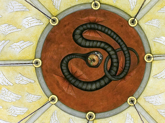 Kiemurteleva käärme pyöreässä kattomaalauksessa omena suussaan.
