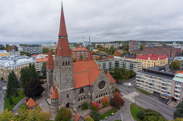 Ilmakuva Tampereen tuomiokirkosta.