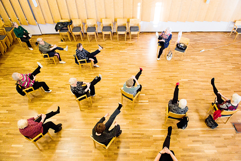 Seurakuntien salissa jumpataan tuoleissa.