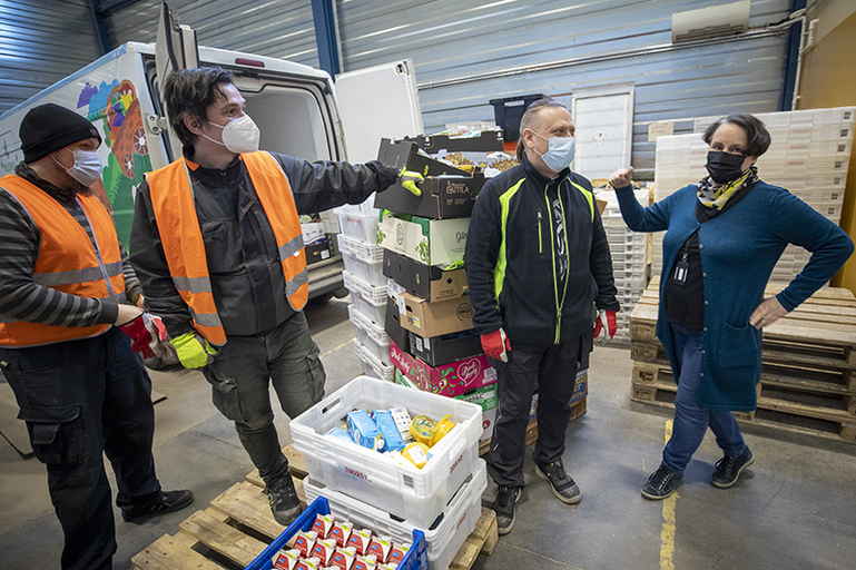 Ruokapankin koordinaattori Marja Palkonen ja vapaaehtoiset purkamassa lastia.