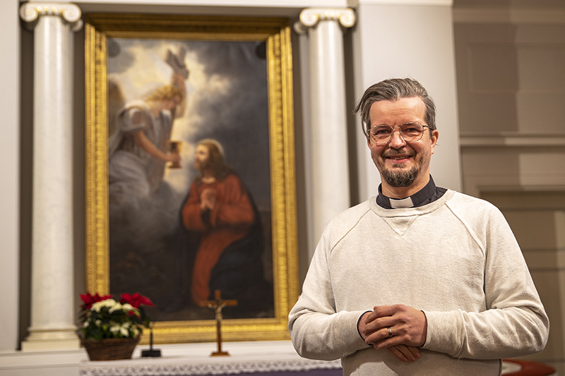 Pappi Olli Viljakainen Vanhan kirkon kirkkosalissa.