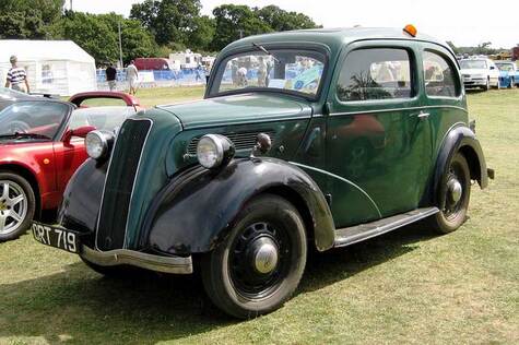 Kuvassa tummanvihreä Ford 8 vuoden 1937 malli.
