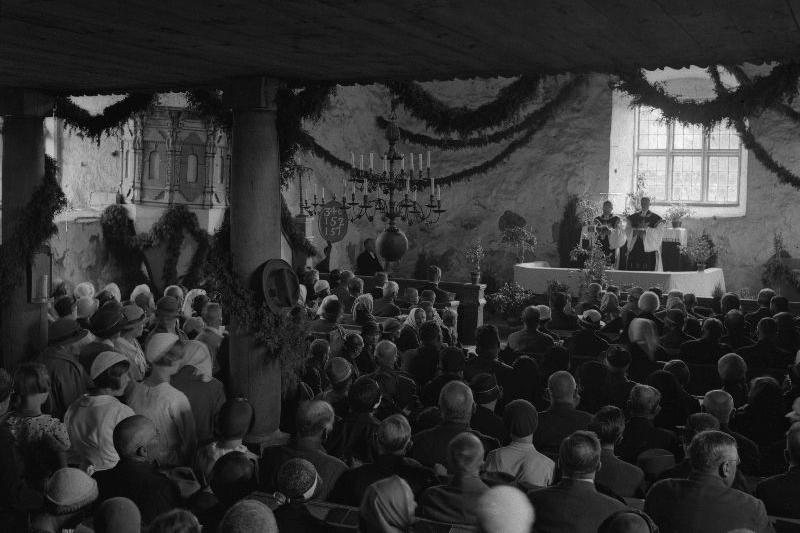 Vanhassa valokuvassa Messukylän kirkon sali on täynnä ihmisiä.