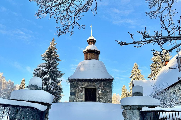 Aitolahden vanha kirkko talviauringossa.