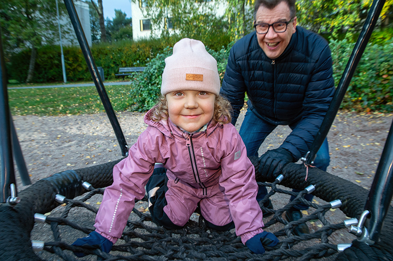 Timo Saarinen antaa keinuvalle lapselleen vauhtia.