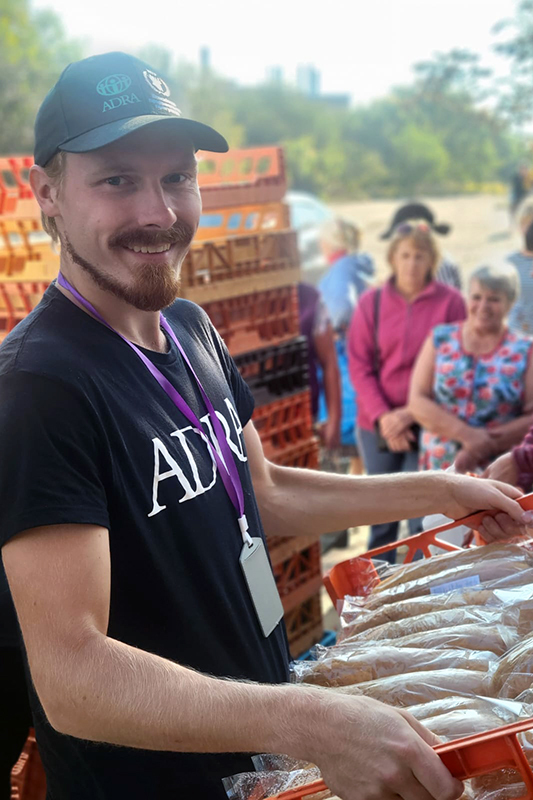 Joona Päätalo ADRA Ukrainan vapaaehtoisena jakamassa leipää.