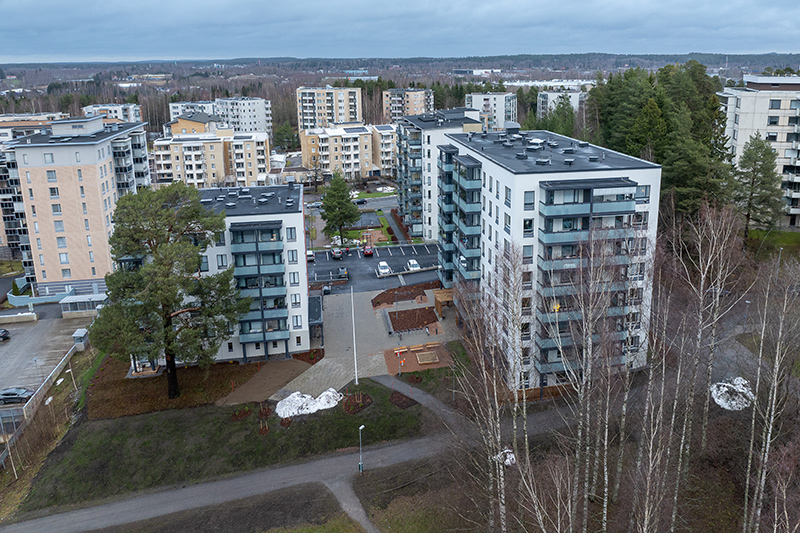 Kerrostaloja ja maisemaa ylhäältäpäin kuvattuna.