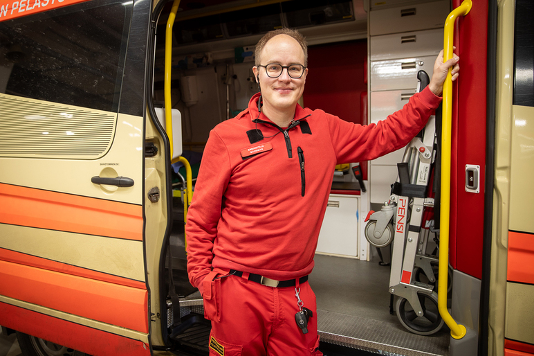 partiojohtaja Henri Backman ensihoitajan työvaatteissaan ambulanssin luona.